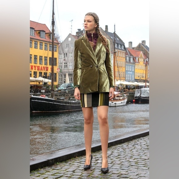 André Badi Mujer Blazer 002143
Vendido por Andre Badi
SKU 001042000319 Marca - Picture 2 of 10